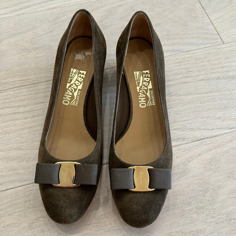 Ferragamo Vara bow pump shoe size 8.5